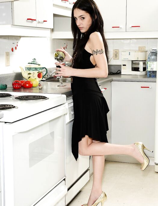 Instead Of Cooking The Dinner This Kinky Brunette Cherry Potter Masturbated In The Kitchen