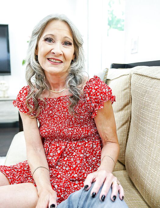 La grand-mère aux petits seins Leilani Lei souffle et chevauche un jeune mec en POV
