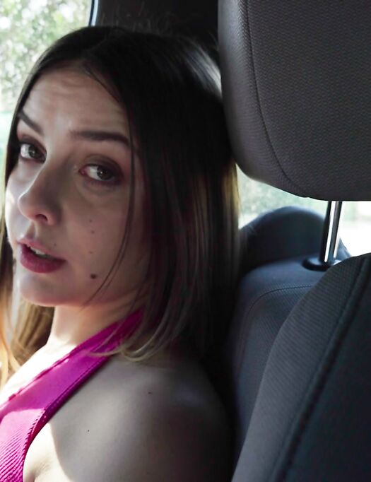Violet Dawn, une salope aux courbes généreuses, se fait nettoyer le visage après avoir chevauché une longue bite